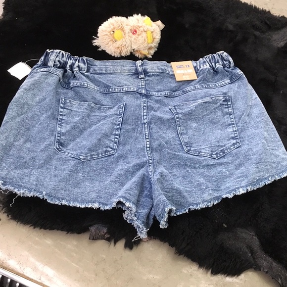 NWT Jolie & Joy Jeans by FCT Denim Distressed Bling Frayed Hem Jean Shorts 1X - Picture 4 of 16